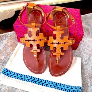 Tory Burch Phoebe flat Thong Sandle in tumbled leather tan